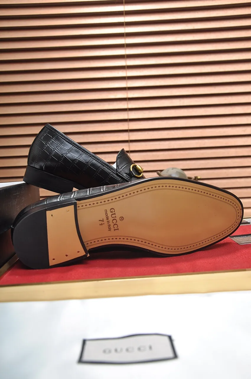 Men's shoes💰500💶Italy's top luxury men's shoe giant (GUCCI) (Gucci) (full cowhide lining) new arrival🍃Original European style🔰 Pleasant to the eye😍In order to make the shoes more durable and non-deformable🌀The production continues to follow traditional methods but there is still no lack of innovation💪Choose original sheepskin for the leather♻️ Smooth and natural And extra bright ⭐Made of imported cowhide, the first choice of rich people 38-45 (45 customized)